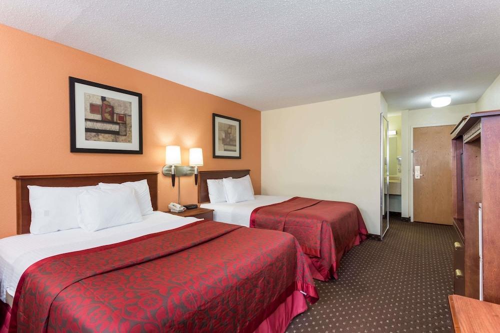 Quality Inn & Suites Bloomington I-55 And I-74 Exterior foto