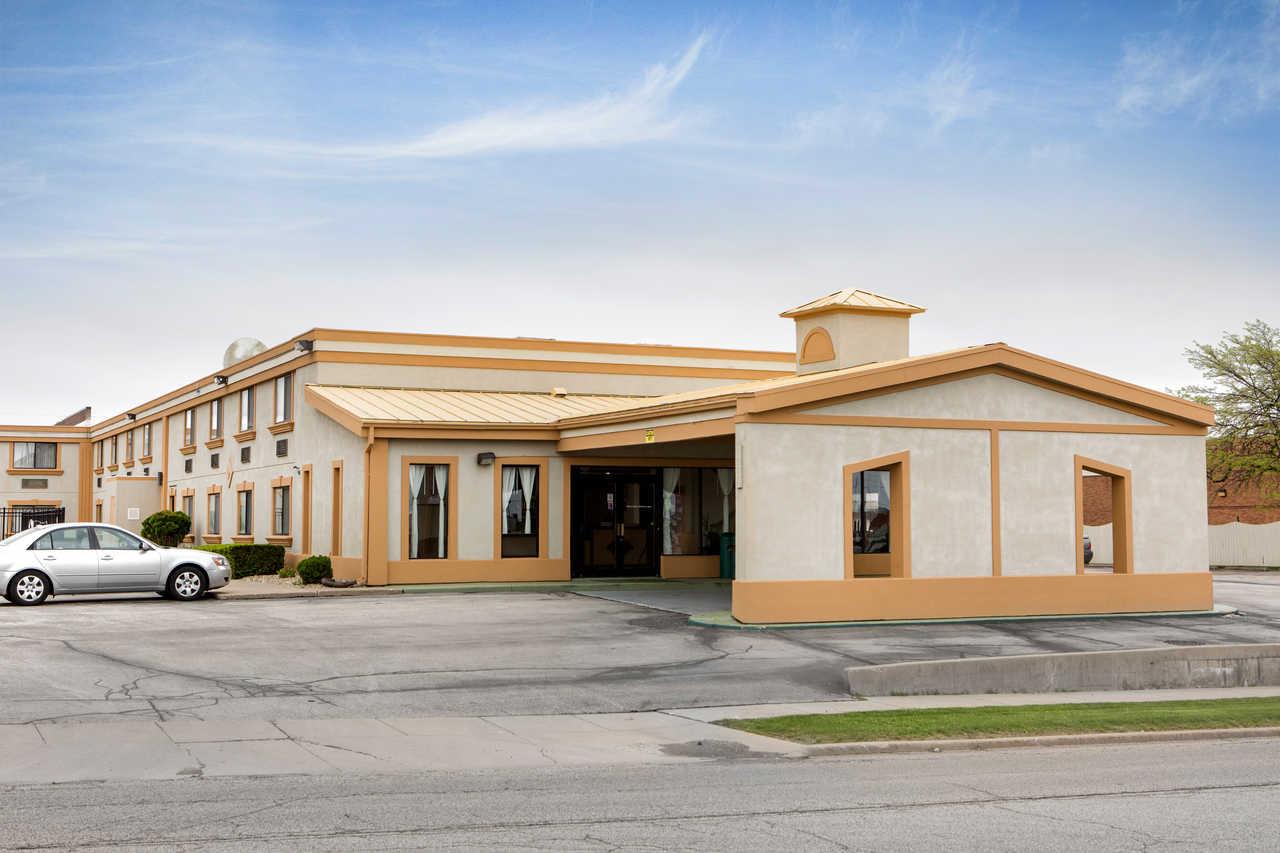 Quality Inn & Suites Bloomington I-55 And I-74 Exterior foto