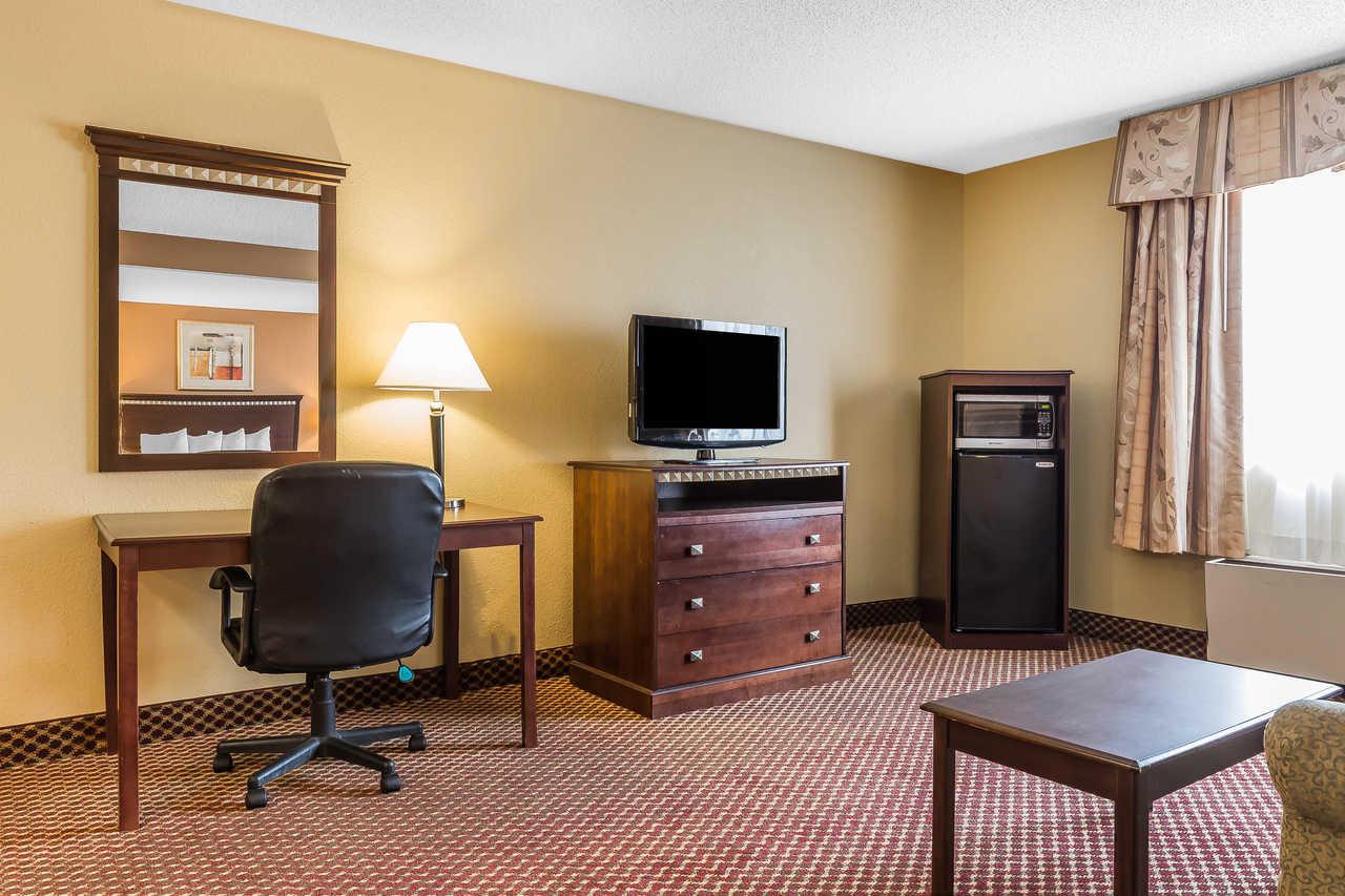 Quality Inn & Suites Bloomington I-55 And I-74 Exterior foto