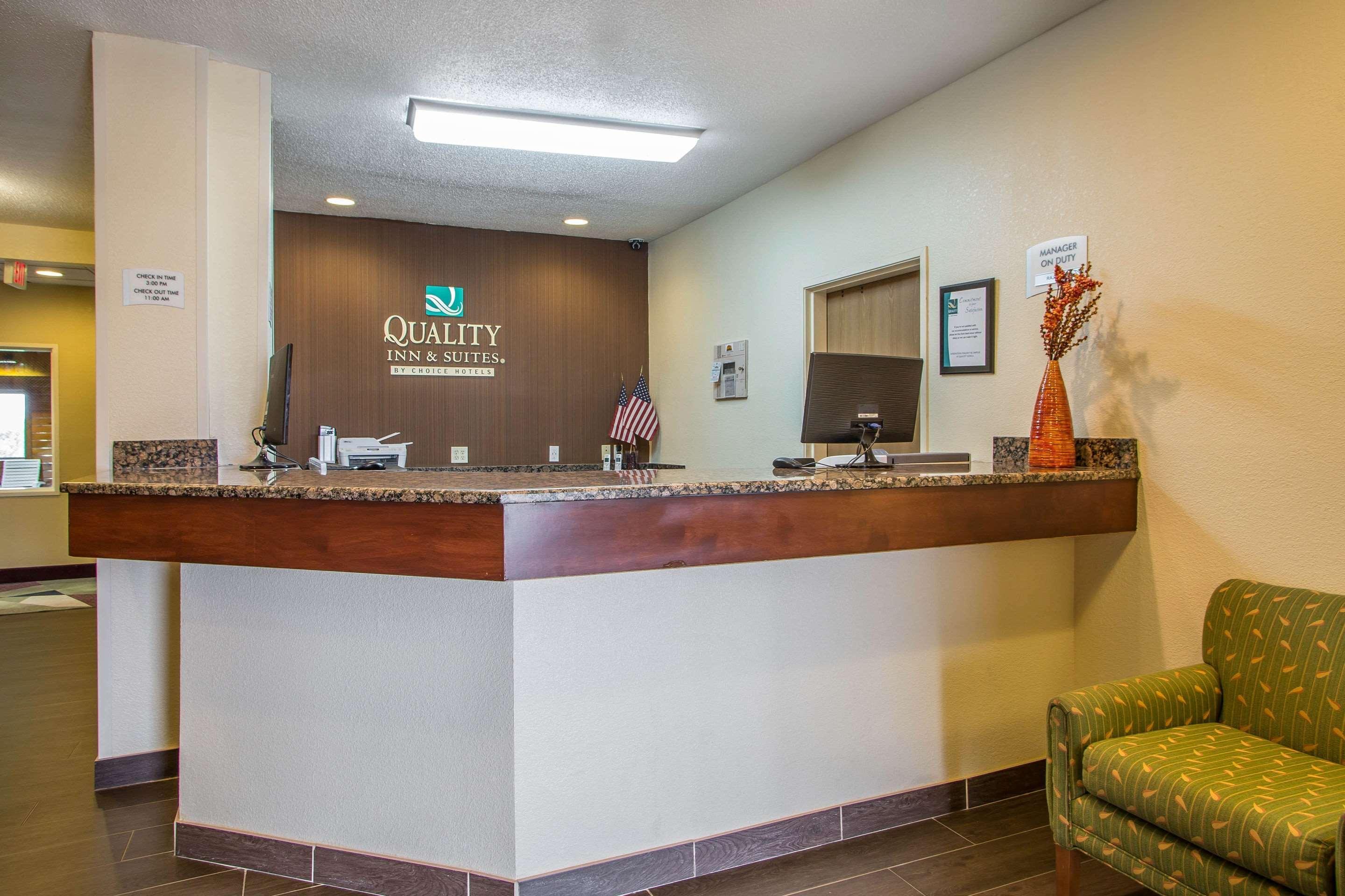 Quality Inn & Suites Bloomington I-55 And I-74 Exterior foto