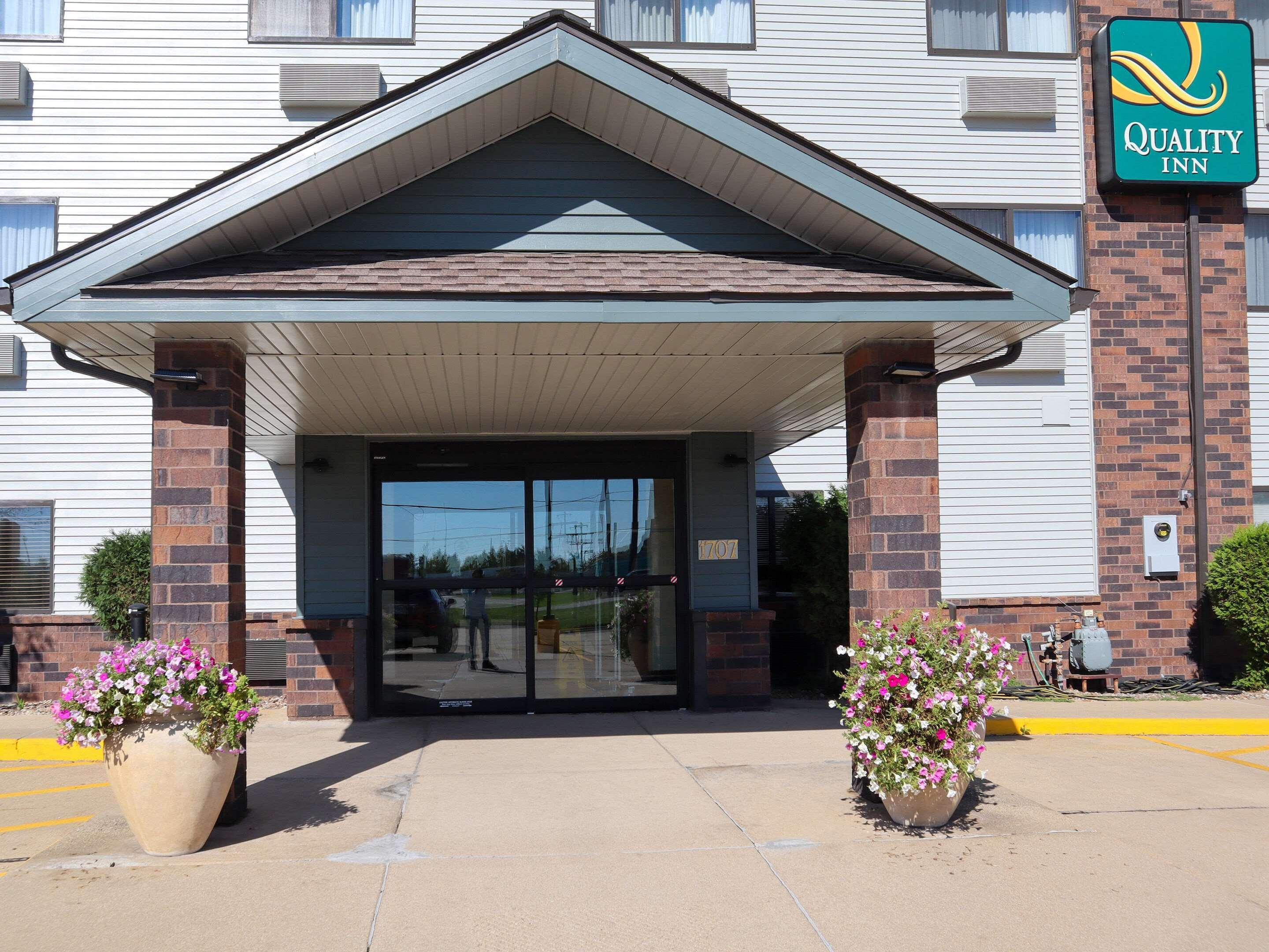 Quality Inn & Suites Bloomington I-55 And I-74 Exterior foto
