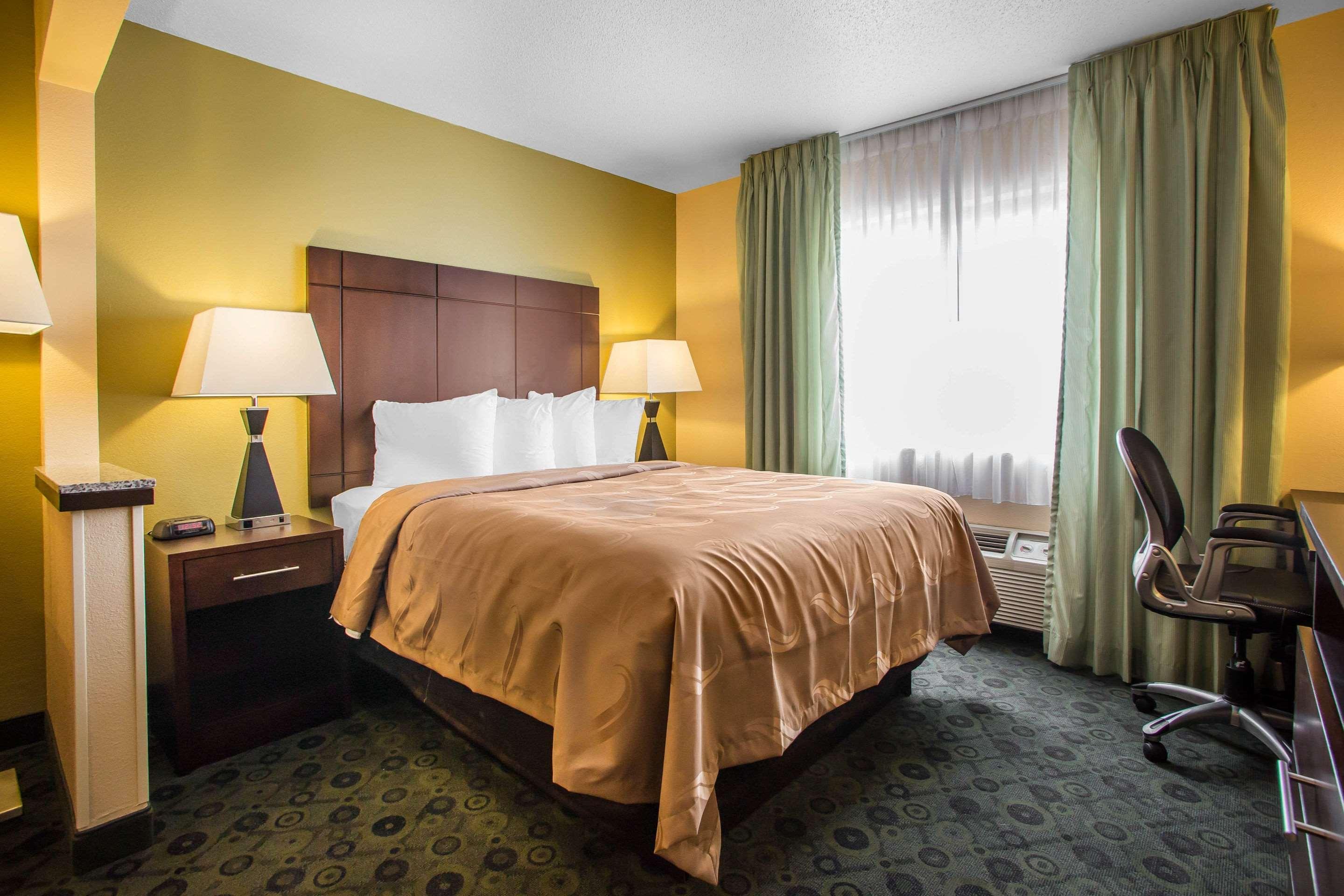 Quality Inn & Suites Bloomington I-55 And I-74 Exterior foto