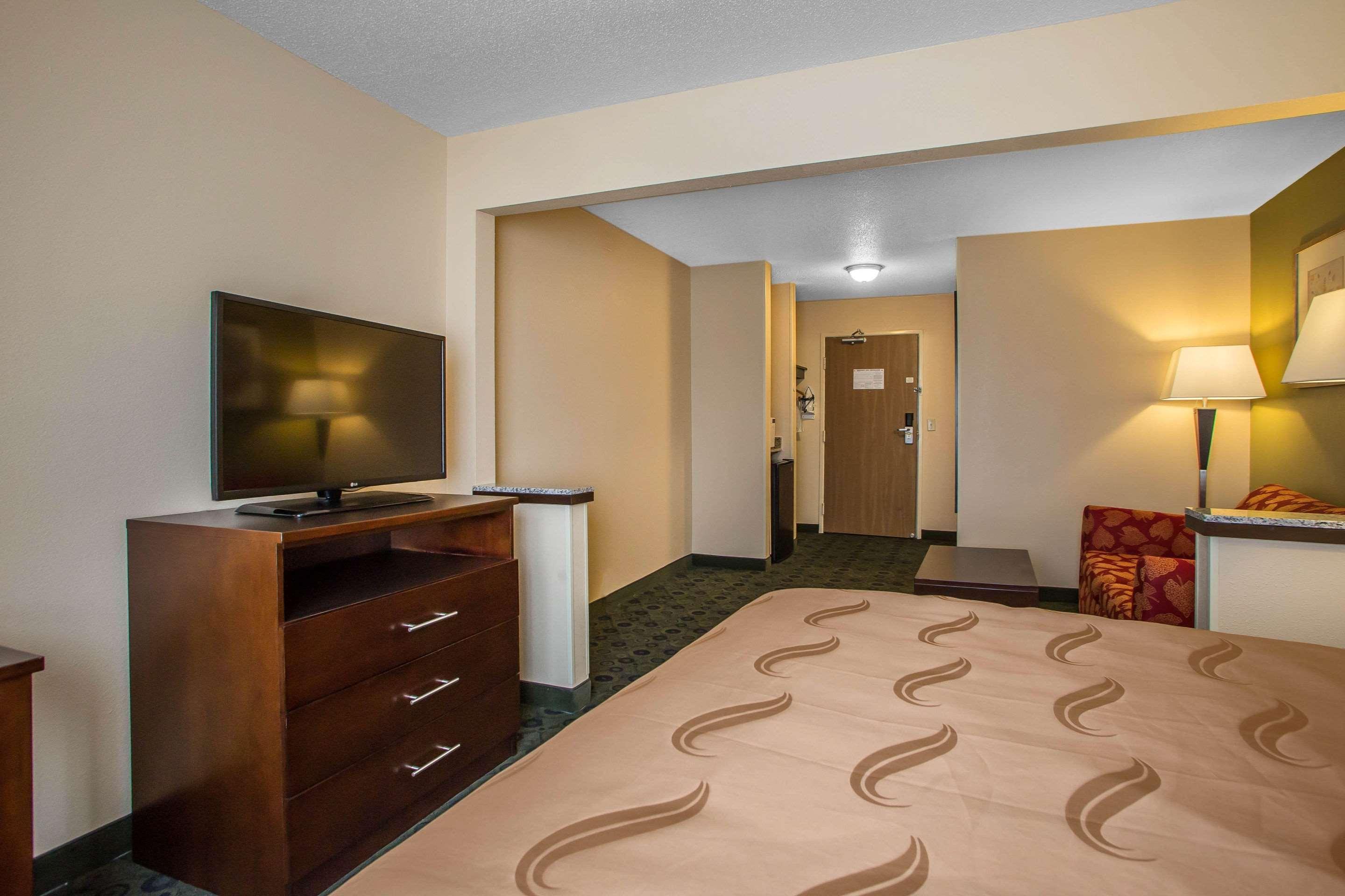 Quality Inn & Suites Bloomington I-55 And I-74 Exterior foto