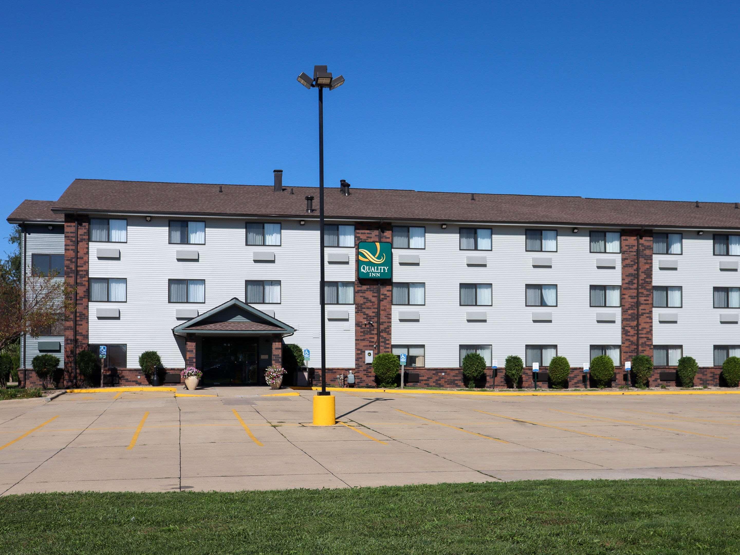 Quality Inn & Suites Bloomington I-55 And I-74 Exterior foto
