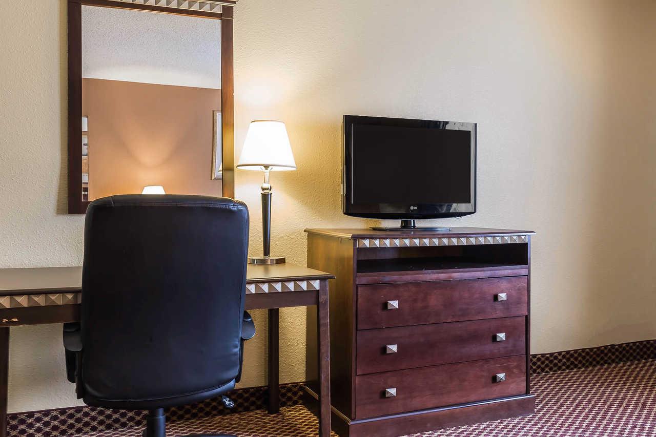 Quality Inn & Suites Bloomington I-55 And I-74 Exterior foto