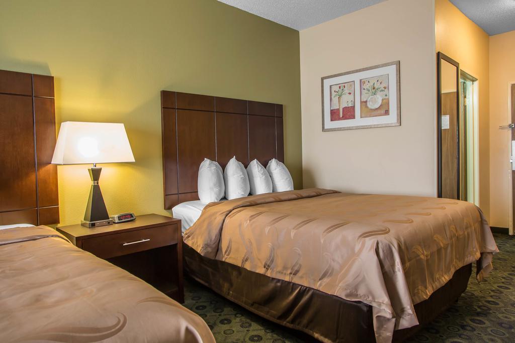 Quality Inn & Suites Bloomington I-55 And I-74 Exterior foto