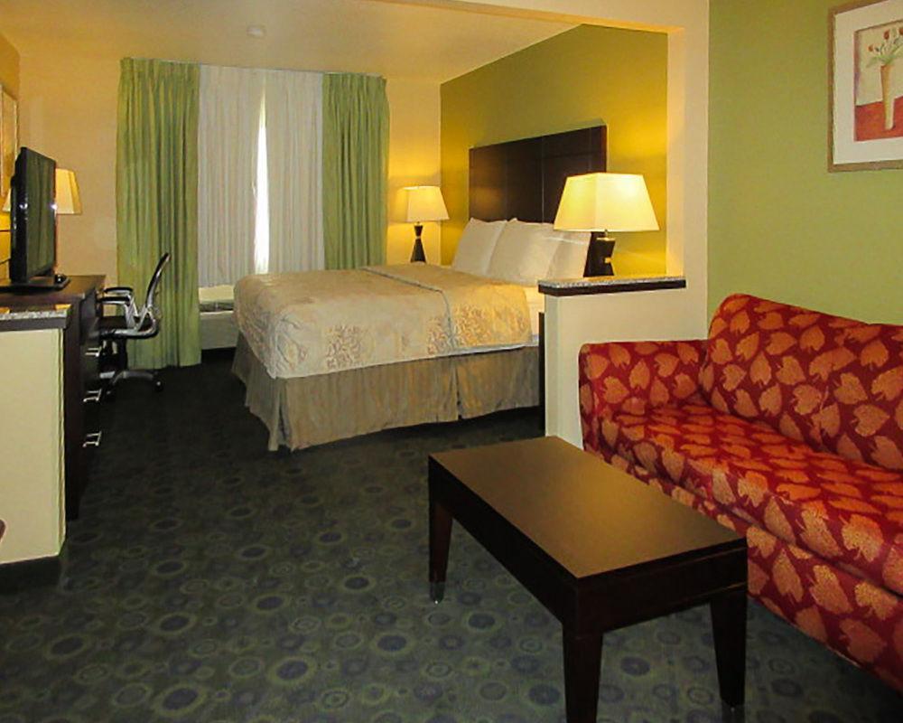 Quality Inn & Suites Bloomington I-55 And I-74 Exterior foto