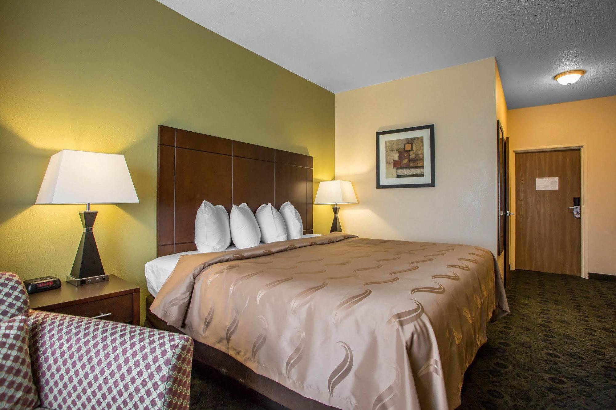 Quality Inn & Suites Bloomington I-55 And I-74 Exterior foto